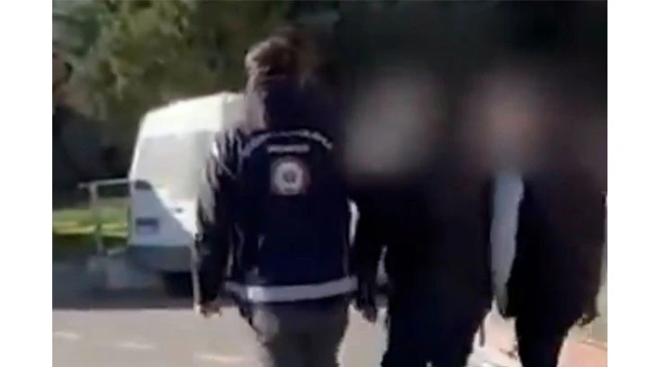 21 d&uuml;zensiz g&ouml;&ccedil;men yakalandı: 2 organizat&ouml;r tutuklandı