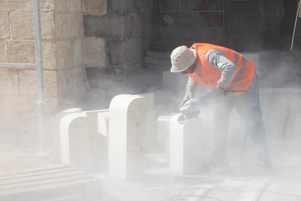 45 derecede ekmeklerini taştan çıkartıyorlar