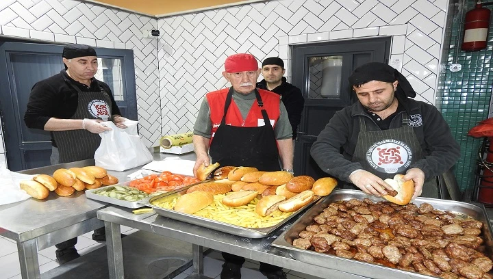  78 yaşında ihtiyaç sahipleri için gönüllü çalışıyor