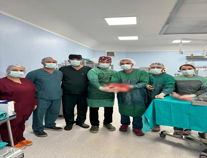  87 Yaşındaki Hastadan 4,5 Kiloluk T&uuml;m&ouml;r &Ccedil;ıkarıldı