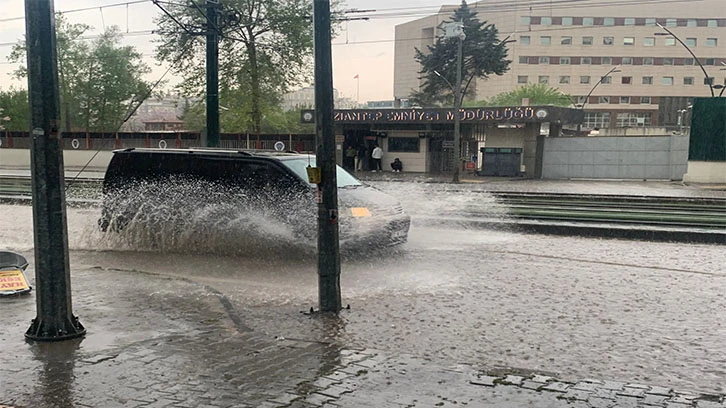 Aniden bastıran sağanak yağış sürücülere zor anlar yaşattı