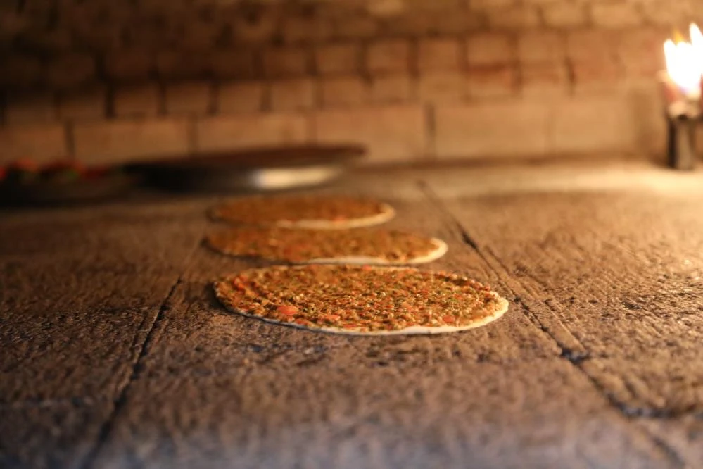 Antep lahmacunu tescilli tarifiyle pişirildi