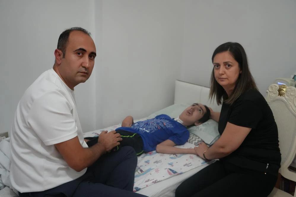 Bademcik ameliyatı sonrası engelli kalan k&uuml;&ccedil;&uuml;k H&uuml;seyin 