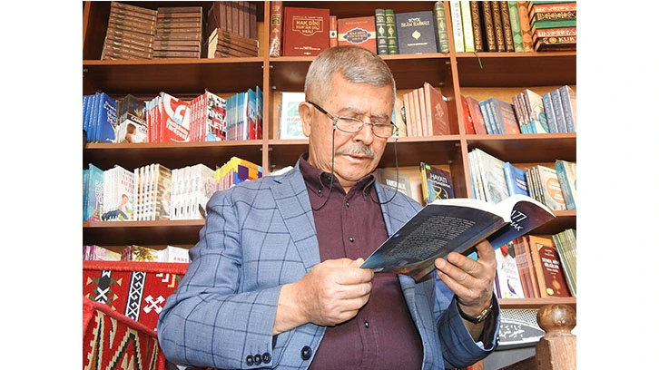 Çocukken başladığı okuma tutkusunu 60 yıldır sürdürüyor