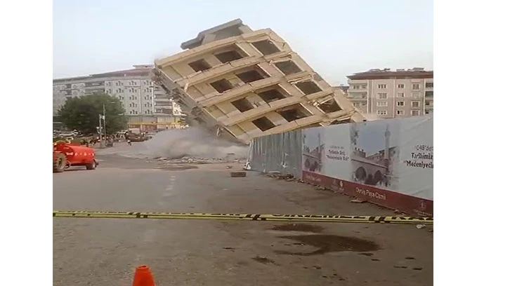 depremde ağır hasar alan bina yıkım sırasında çöktü
