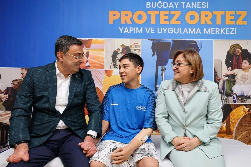 Doğuştan kolu olmayan Mehmet Efe'nin hem kolu takıldı hem de en b&uuml;y&uuml;k hayali ger&ccedil;ekleşti