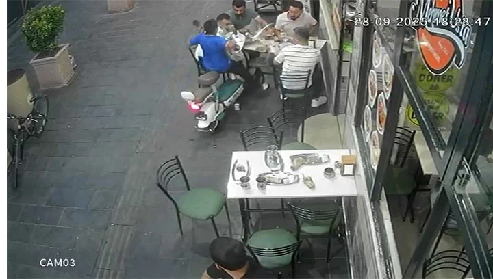 Elektrikli bisiklet yemek yiyenlerin arasına daldı: İşletme sahibi o anları anlattı