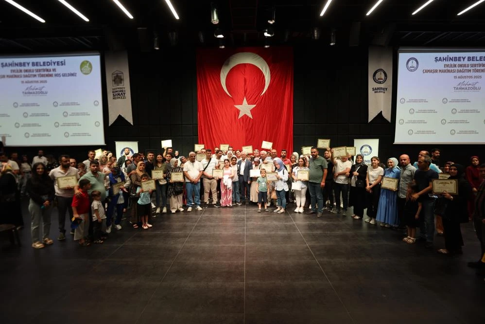 Evlilik okulunu tamamlayan 481 &ccedil;ift sertifikalarını aldı