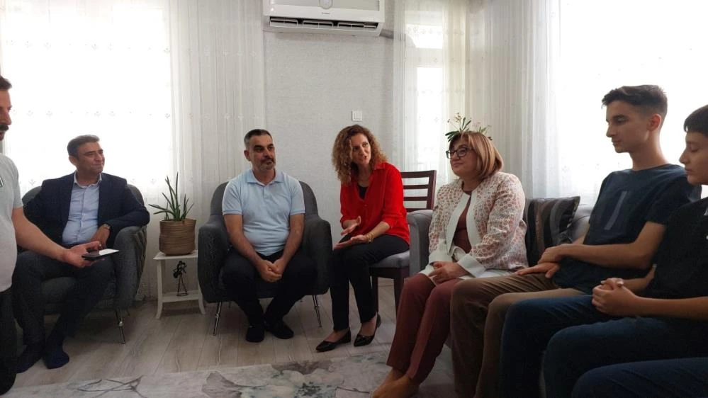  Fatma Şahin'den T&uuml;rkiye birincisi ağabey-kardeşe tebrik ziyareti