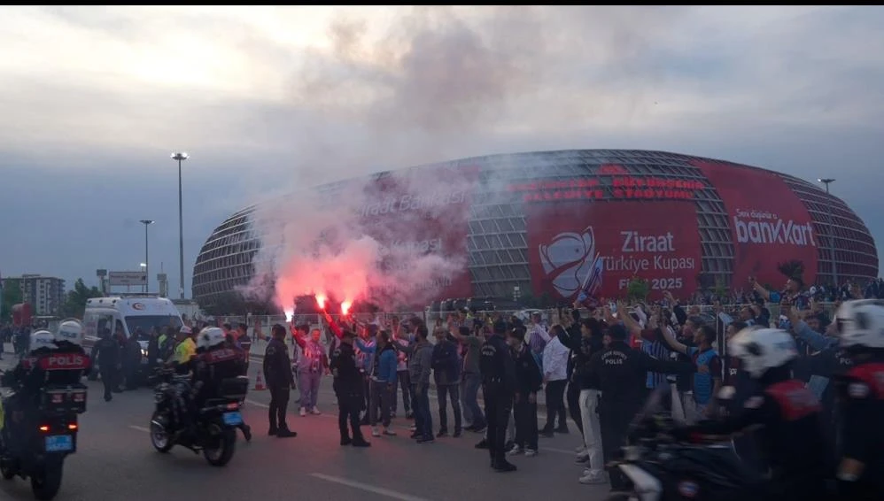 Galatasaray ve Trabzonspor kafileleri Gaziantep Stadyumu'nda