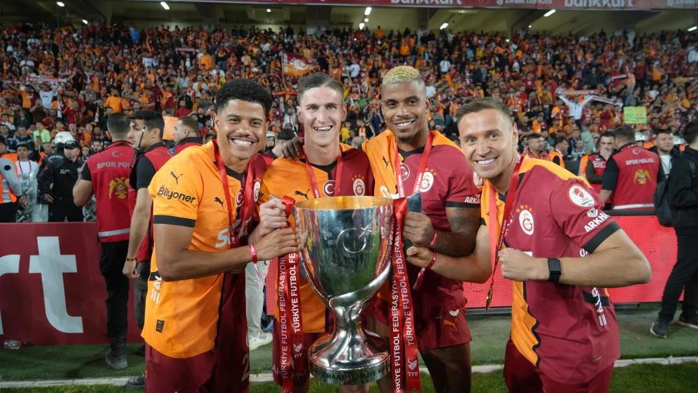 Galatasaraylı oyuncular Türkiye Kupası’nı kaldırdı, coşku zirveye ulaştı