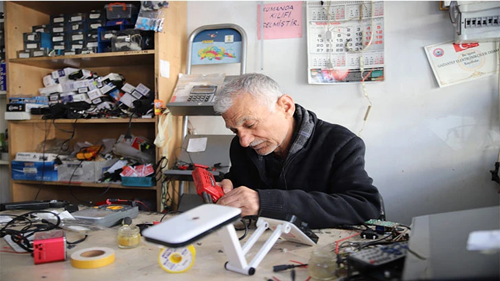 Gaziantep’in son elektronik eşya tamir ustası talebe yetişemiyor
