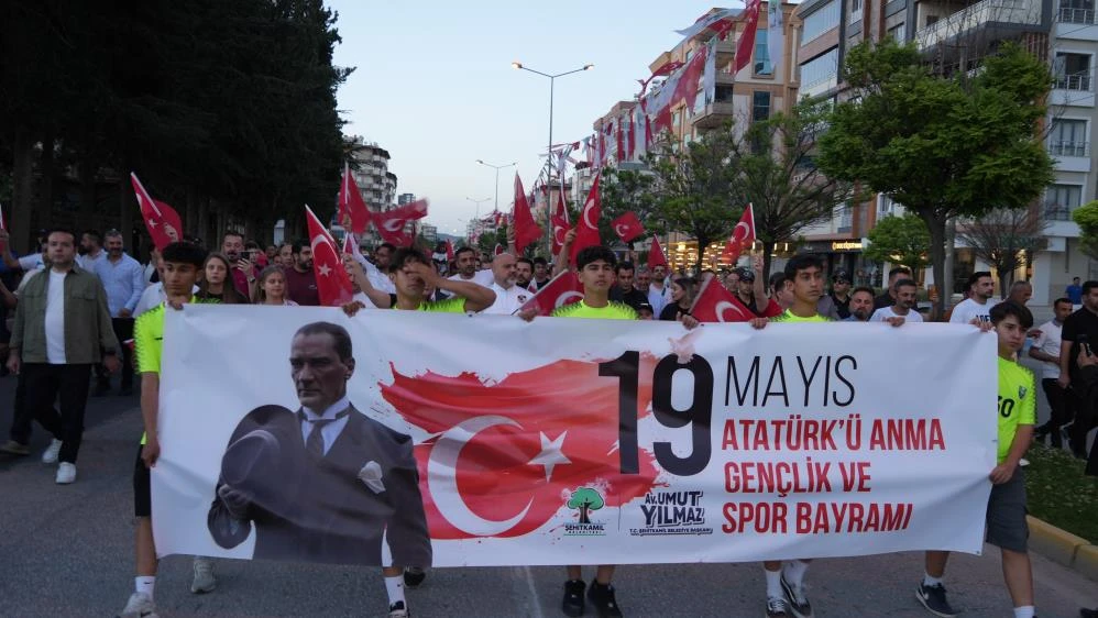 Gaziantep'te 19 Mayıs "Bayraklı Gençlik Yürüyüşü" ile kutlandı