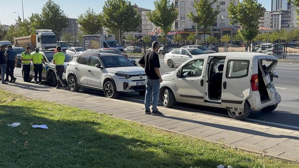 Gaziantep&rsquo;te 4 aracın karıştığı zincirleme kazada 7 kişi yaralandı
