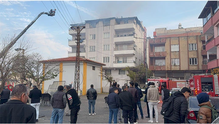  Gaziantep'te 4 katlı apartmanın terasında korkutan yangın