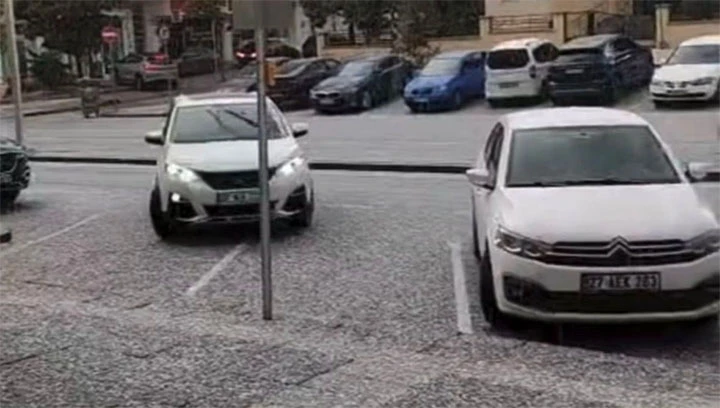 Gaziantep'te dolu etkili oldu: Cadde ve sokaklar beyaza b&uuml;r&uuml;nd&uuml;