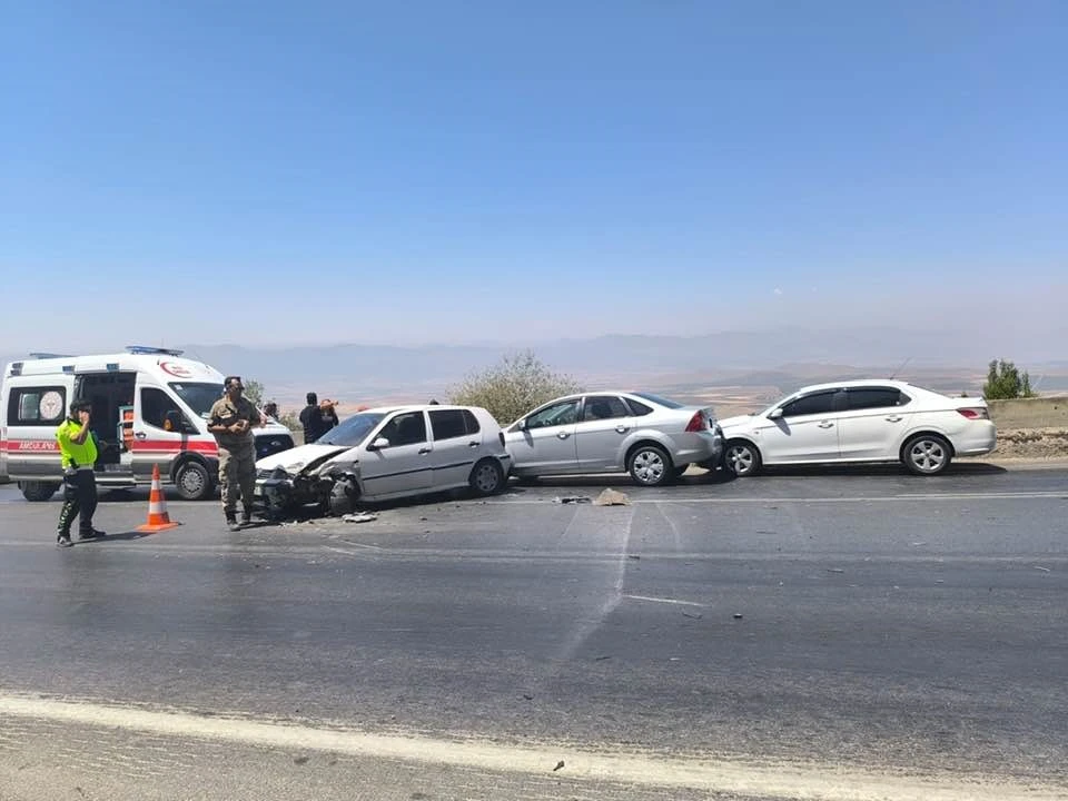 Gaziantep&rsquo;te d&ouml;rt aracın karıştığı zincirleme kaza: 9 yaralı