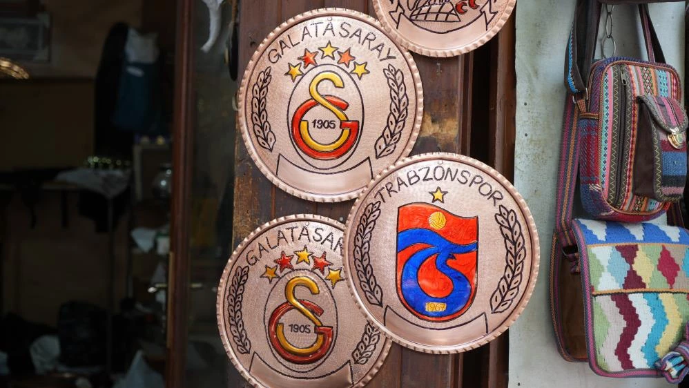 Gaziantep'te Galatasaray ve Trabzonspor'un logoları ilmek ilmek bakıra işleniyor