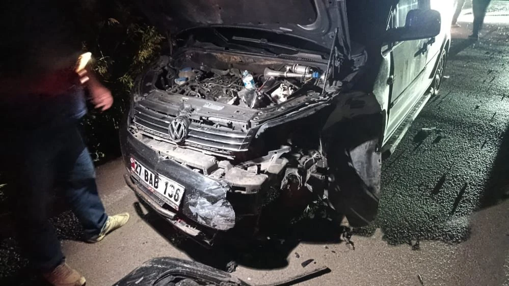 Gaziantep'te hafif ticari ara&ccedil; ile otomobil &ccedil;arpıştı: 1 ağır yaralı