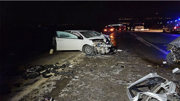 Gaziantep'te iki otomobil kafa kafaya çarpıştı: 2 ölü, 6 yaralı
