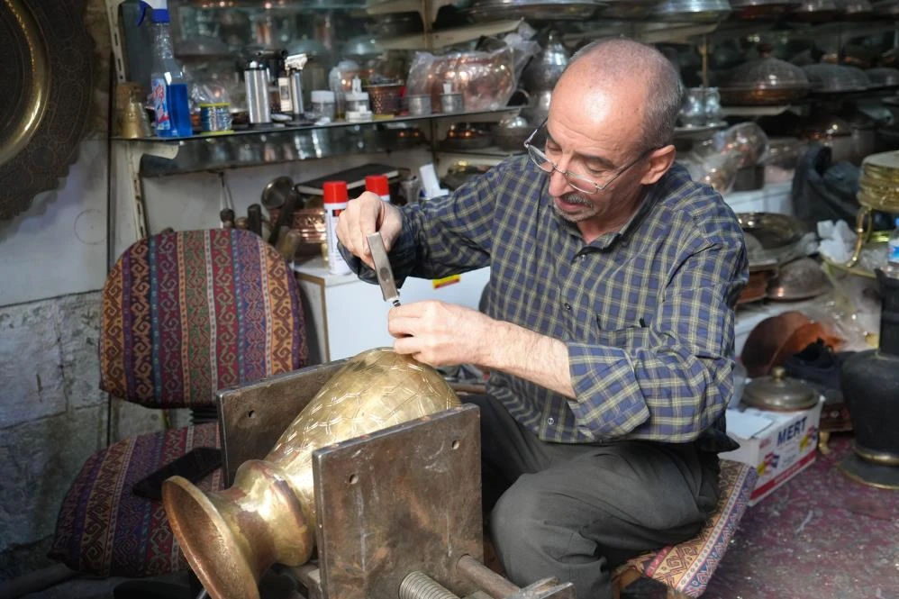 Gaziantep'te ilmek ilmek işlenen bakır ibrikler 100 bin TL'ye satılıyor