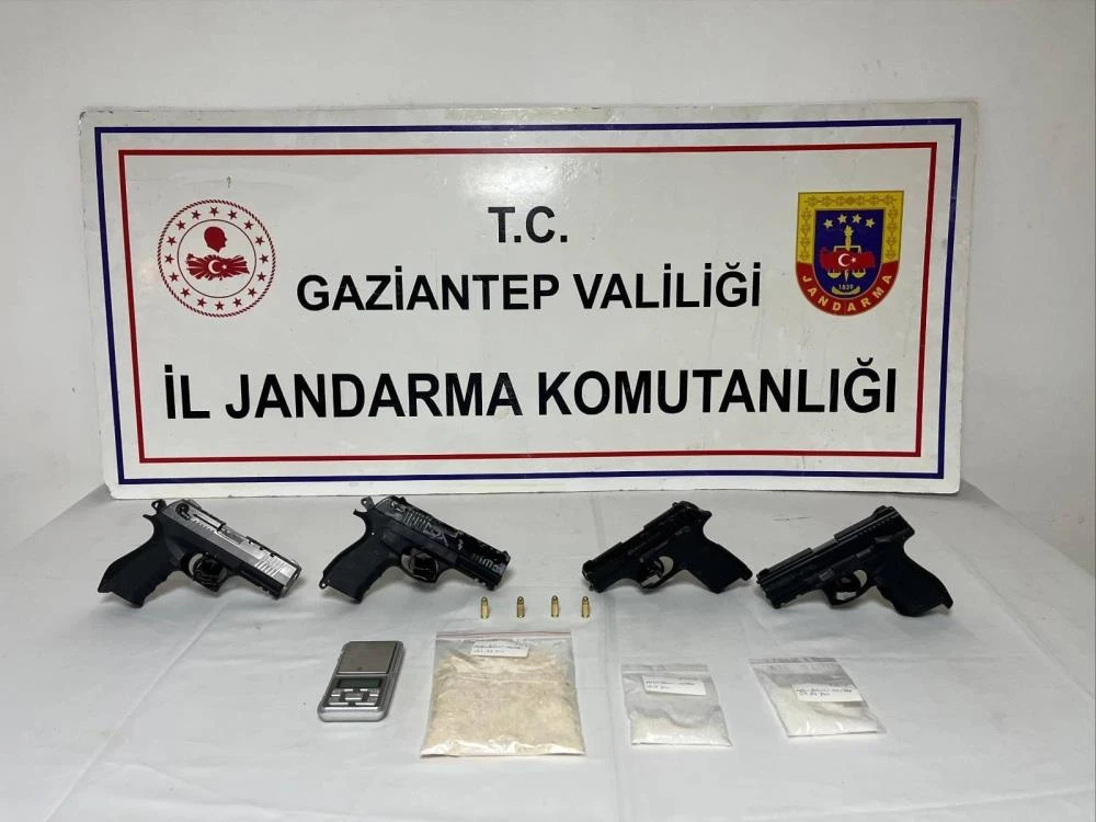Gaziantep'te ka&ccedil;ak silah ve uyuşturucu operasyonu: 3 şahıs tutuklandı