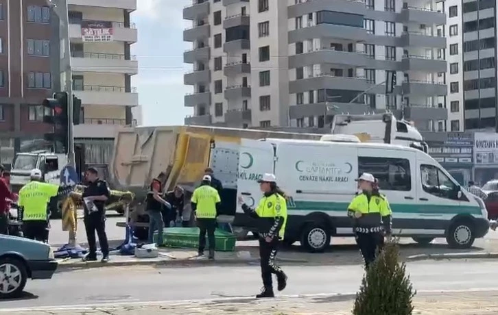 Gaziantep'te kamyon ile çarpışan motosiklet sürücüsü olay yerinde hayatını kaybetti.