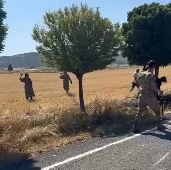 Gaziantep'te kaza yapan aracı kaldırmaya giden jandarmaya saldırdılar