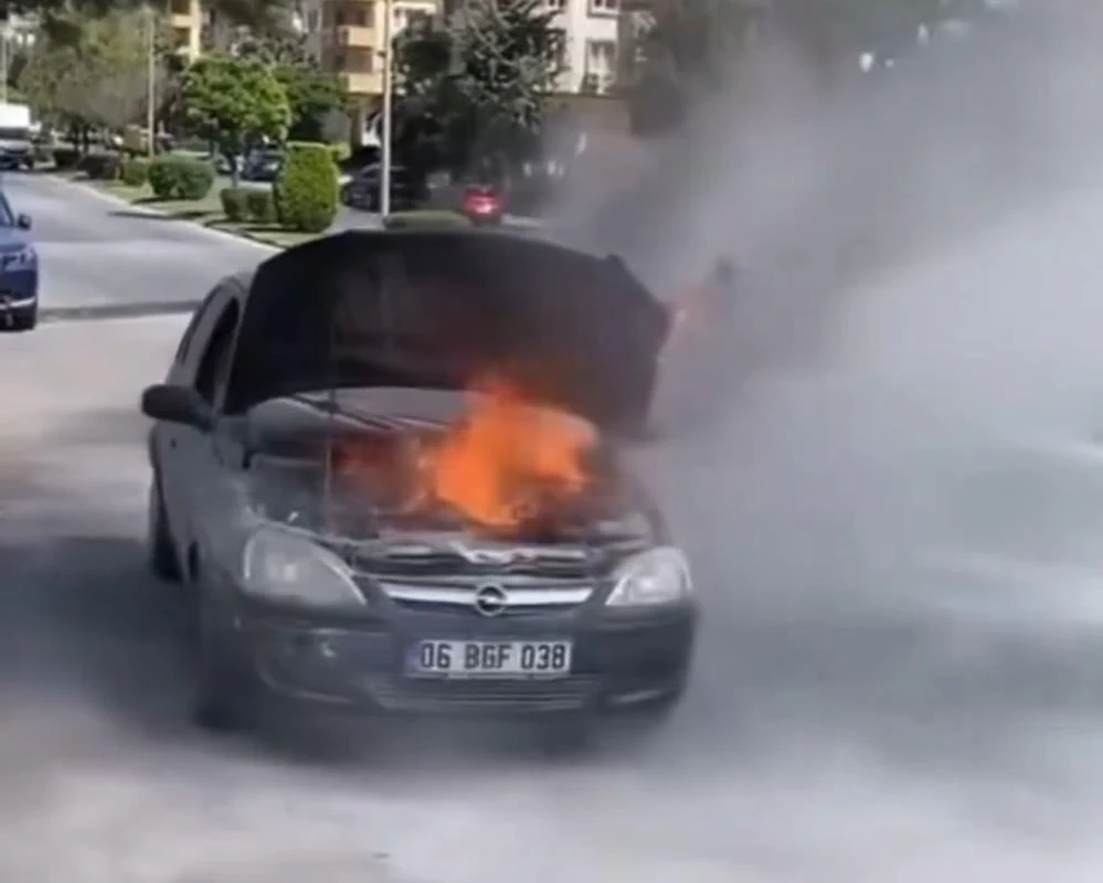 Gaziantep'te seyir halindeki otomobil alev aldı