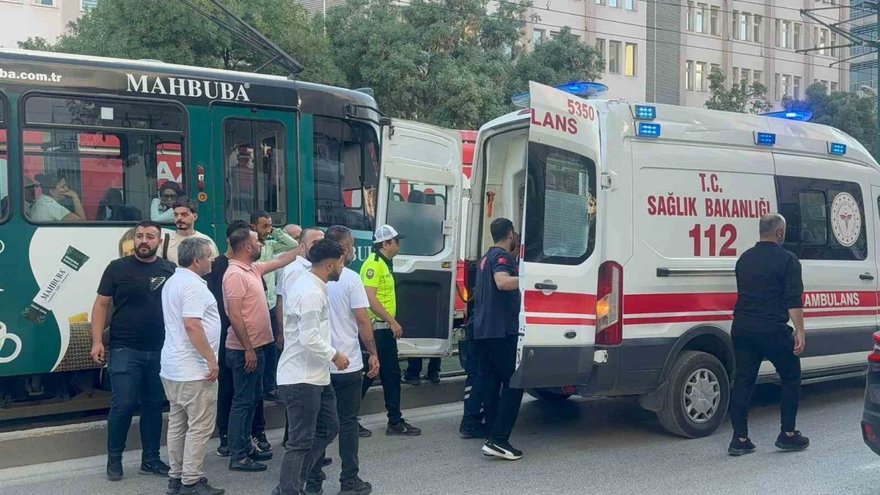 Gaziantep&rsquo;te tramvayın &ccedil;arptığı adam yaralandı