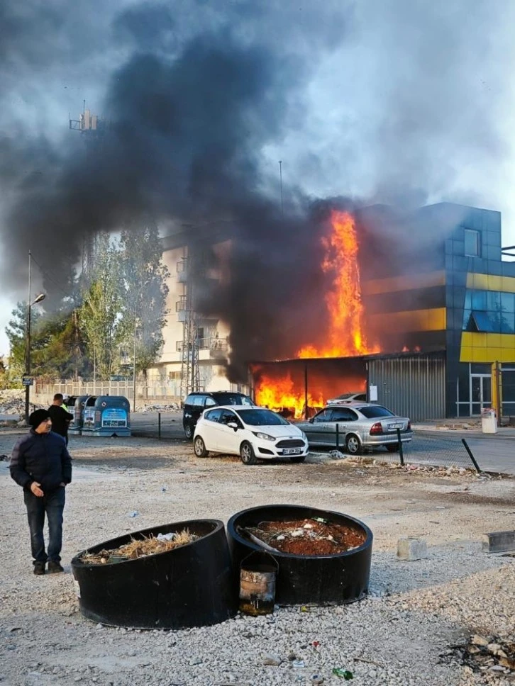 Gaziantep’te yangın paniği: Park halindeki 5 araç küle döndü