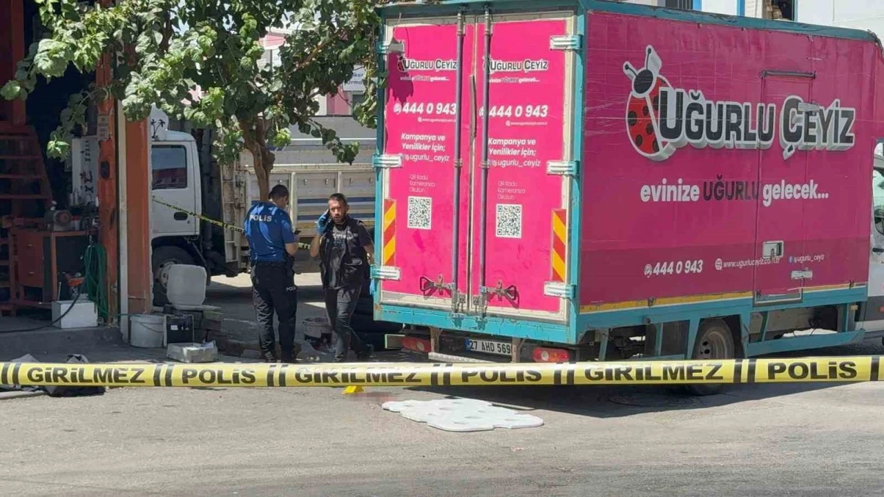 Geri manevra yapan kamyonetin altında kalan &ccedil;ocuk hayatını kaybetti