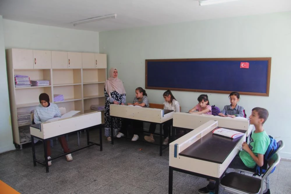 G&ouml;rme engelli &ouml;ğretmenin meslek aşkı &ouml;ğrencilerine &ouml;rnek oluyor