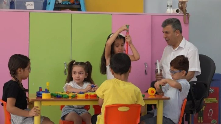 Görme engelli okul müdürü azmiyle örnek oluyor