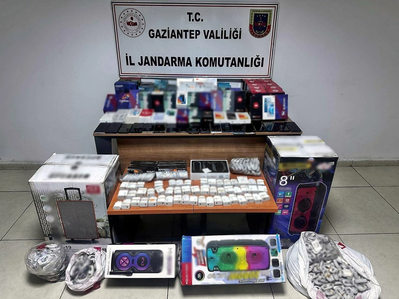 G&uuml;mr&uuml;k ka&ccedil;ağı malzemeye jandarma engeli