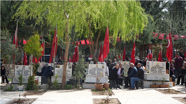 günü Gaziantep'teki mezarlıklar ve şehitliklerde yoğunluk