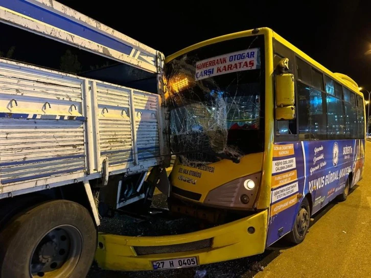 Halk otobüsü park halindeki kamyona çarptı: 5 yaralı