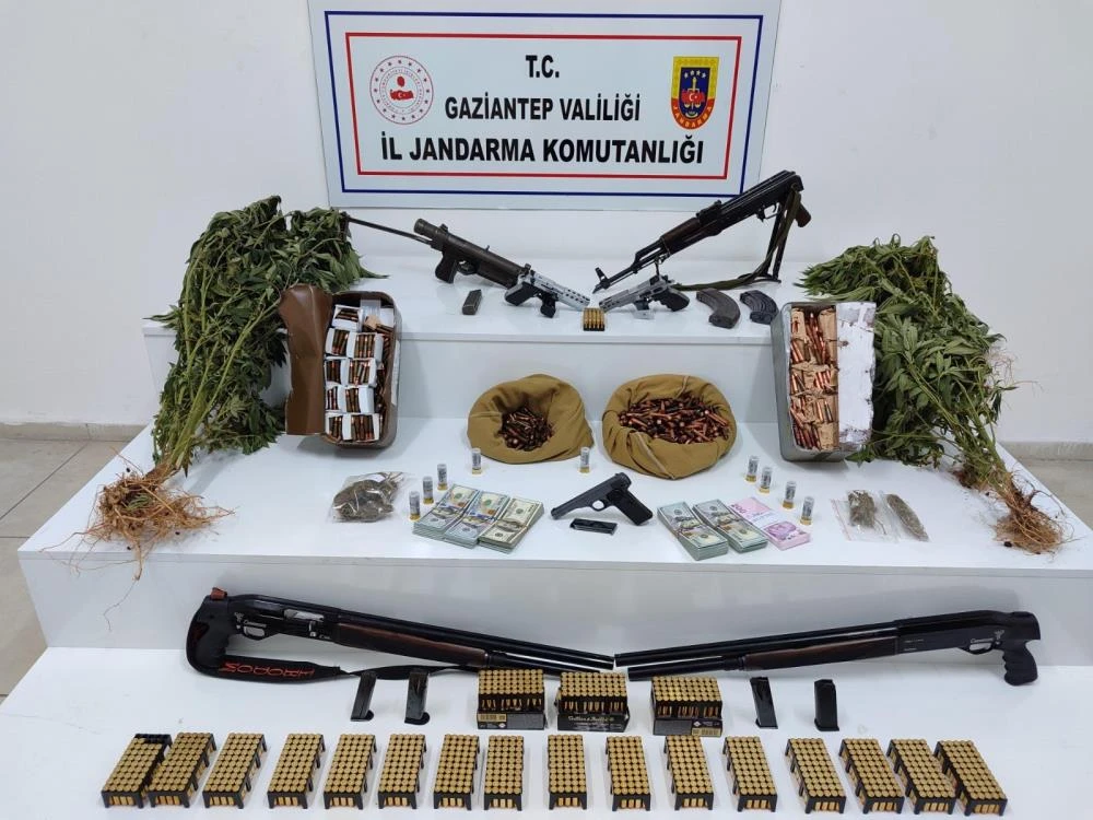 Jandarmadan uyuşturucu ve ka&ccedil;ak&ccedil;ılık operasyonları: 8 tutuklama