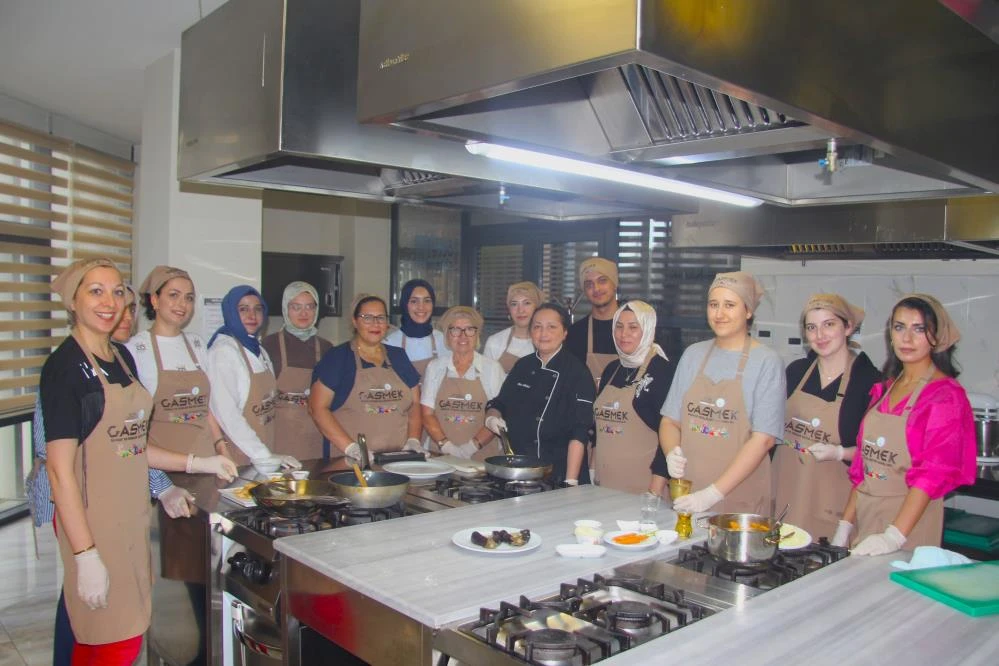 Kadınlar d&uuml;nya mutfağının inceliklerini &ouml;ğreniyor