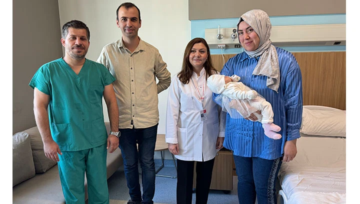 Kalbi G&ouml;ğ&uuml;s Kafesi Dışında Doğan Bebek Gaziantep Şehir Hastanesi&rsquo;nde Sağlığına Kavuştu