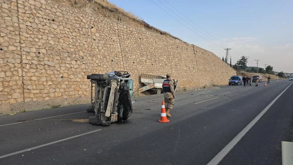 Kamyonet hafif ticari araca arkadan &ccedil;arptı: 4 kişi yaralandı