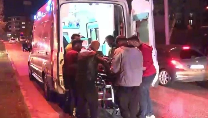karşıya geçmeye çalışan 2 kişiye otomobil çarptı