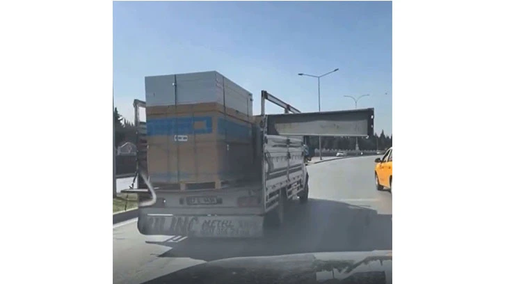 kasası açık halde seyreden kamyonet tehlike saçtı