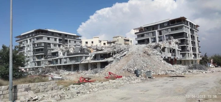 kepçe operatörü enkaz altında kaldı