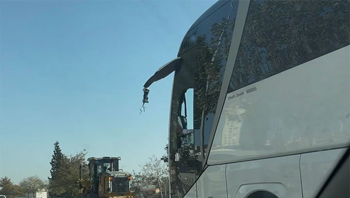 Kırılan aynayı eliyle tutup yolculuğa devam etti