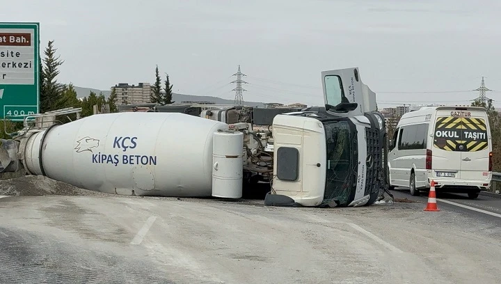 kontrolden çıkan beton mikseri devrildi: 1 yaralı