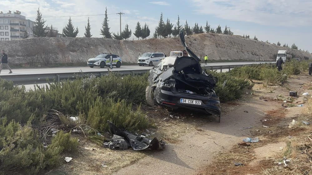 Kontrolden &ccedil;ıkan otomobil taklalar atarak ref&uuml;je u&ccedil;tu: 1 &ouml;l&uuml;, 4 yaralı