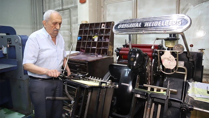 M&uuml;rekkep kokusu ve baskı makineleri arasında ge&ccedil;en bir &ouml;m&uuml;r