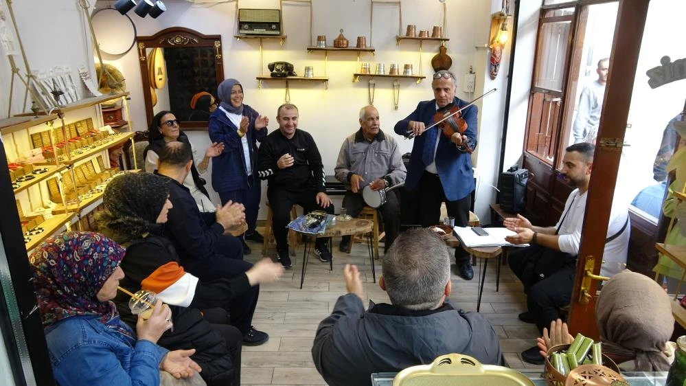 M&uuml;şterilerini m&uuml;zikle karşılıyor