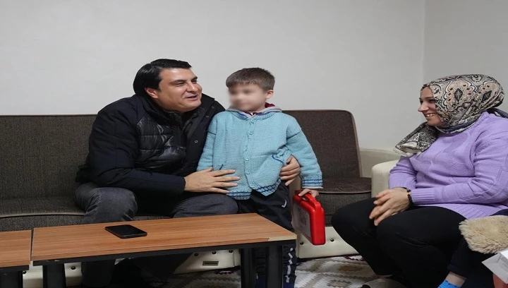 BAŞKAN YILMAZ&rsquo;DAN EVİ YANAN K&Ouml;MEK AİLESİNE ANLAMLI ZİYARET  YILMAZ: &ldquo;ZOR G&Uuml;NLERDE DE YANINIZDAYIZ